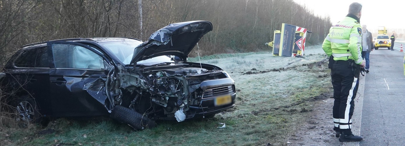 Vrouw gewond na aanrijding met tekstkar op N34 (video)