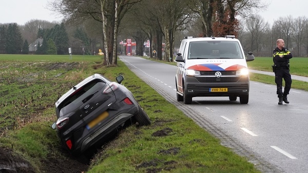 Automobilist rijdt met auto de sloot in bij Elp (video)