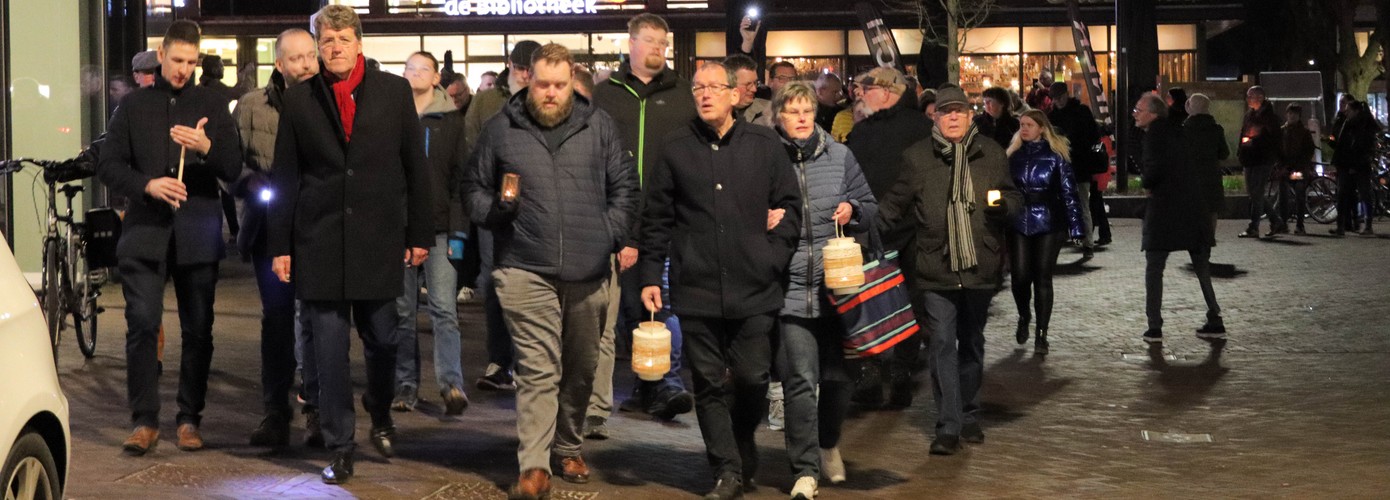 Grote opkomst voor lichtjestocht steun aan Oekraïne in Emmen (video)