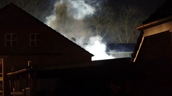 Gewonde bij brand in overkapping achter woning (video)