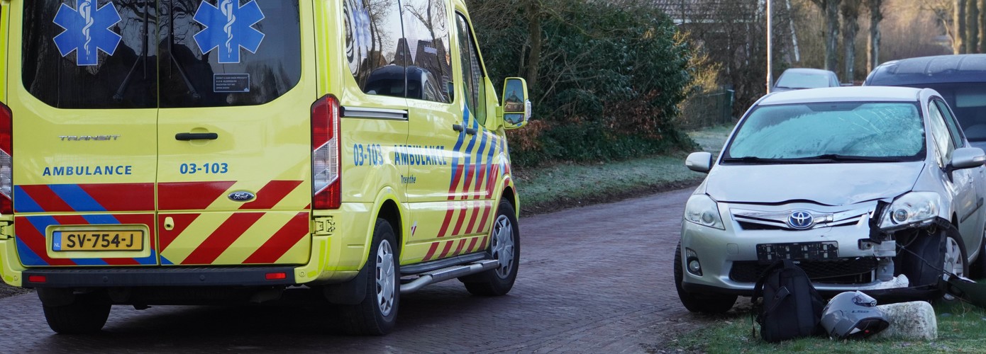 Brommerrijder gewond na botsing met auto in Nijlande