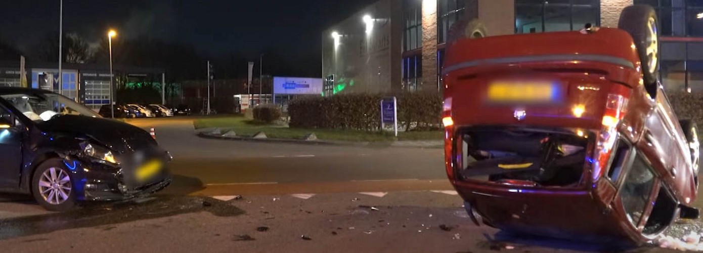 Auto over de kop en gewonde bij ongeval in Emmen (video)