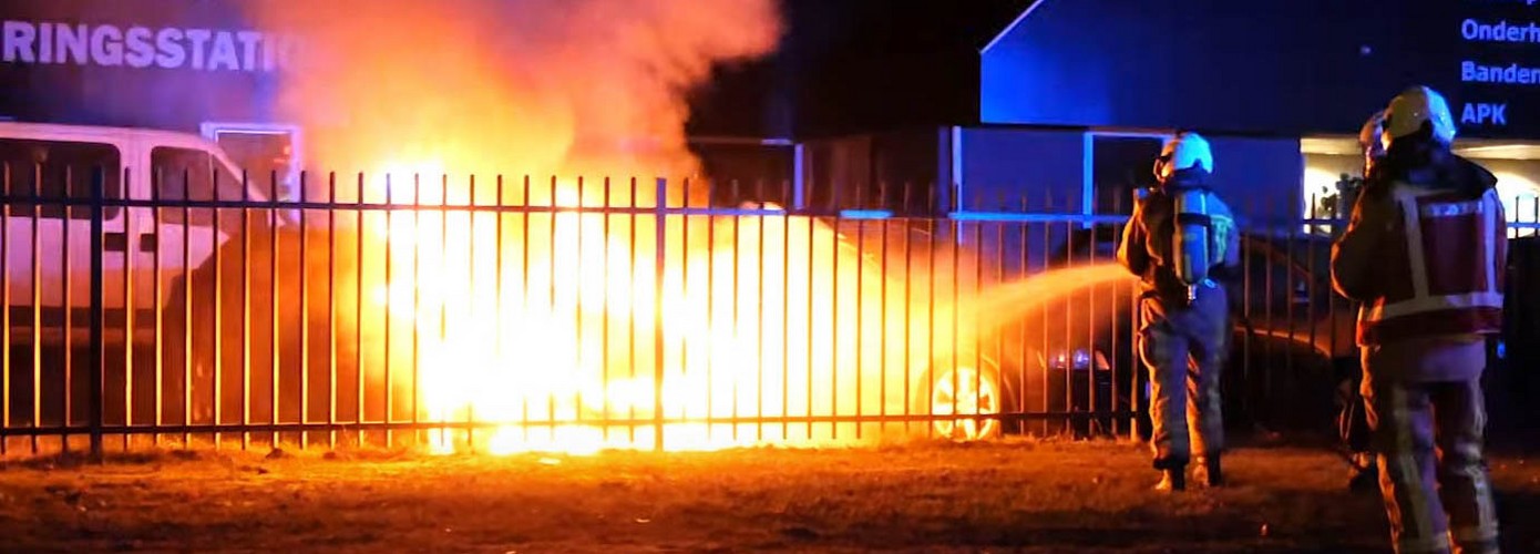 Auto in brand gestoken bij bedrijf in Hoogeveen (video)