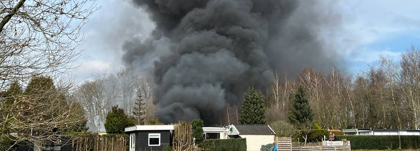 Forse rookontwikkeling bij brand in stacaravans op camping