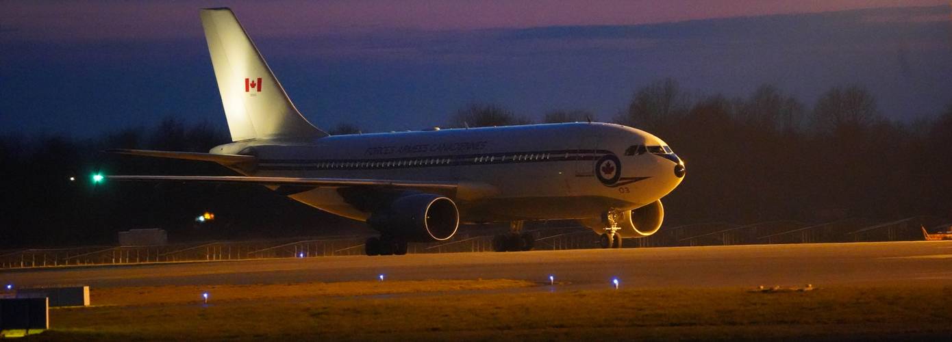 Toestel van Canadese luchtmacht komt aan op vliegveld Eelde