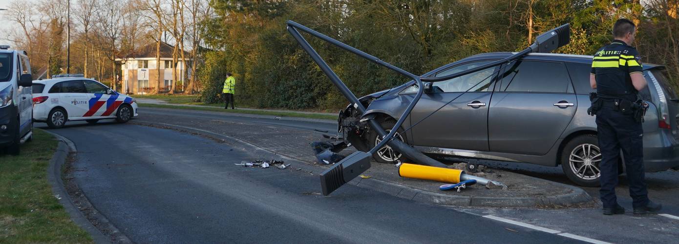 Opnieuw botst een automobilist op vluchtheuvel in Vries