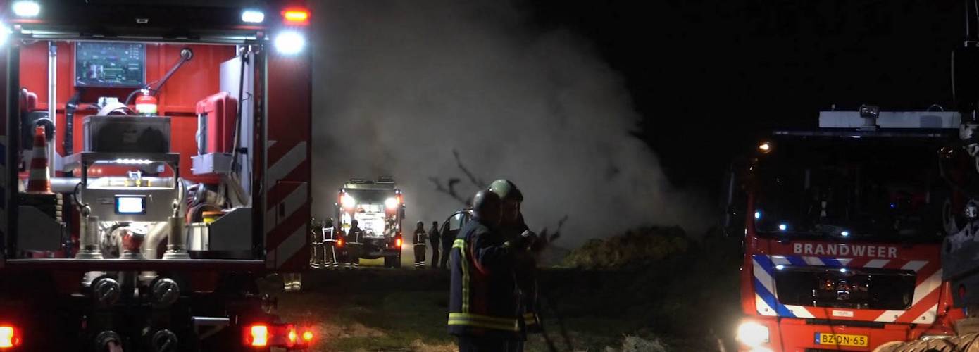 Grote brand in enorme bult hooi houdt brandweer uren bezig (video)