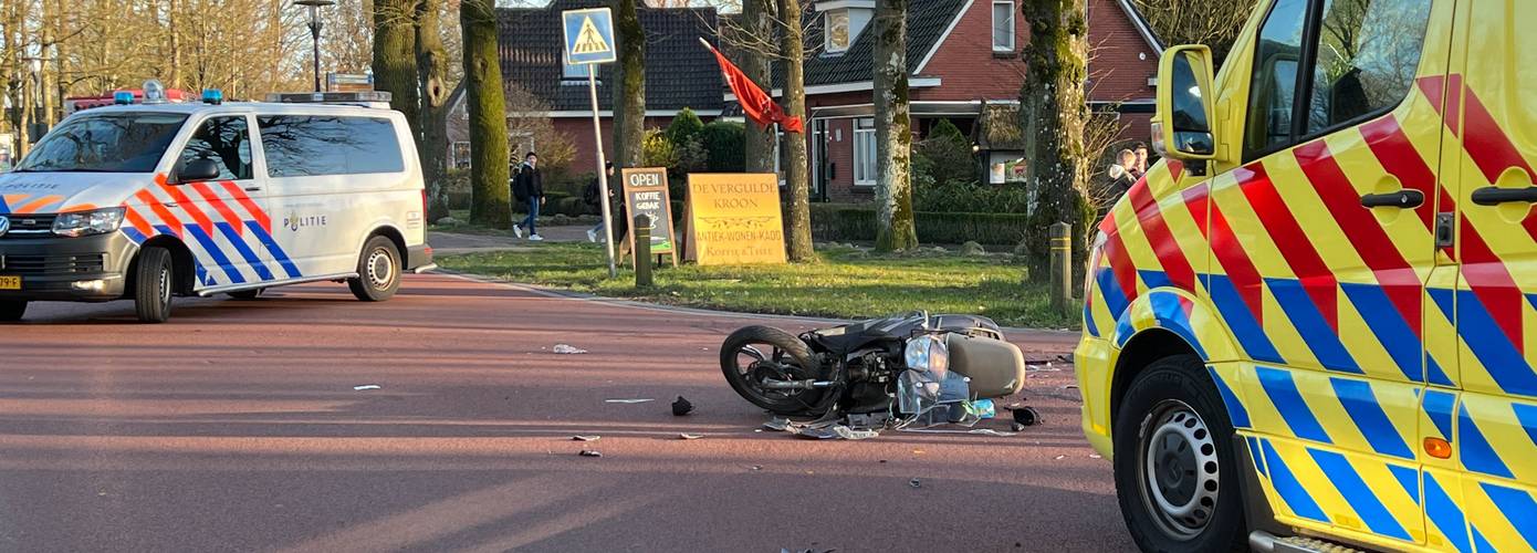 Scooterrijder gewond na botsing met auto in Norg