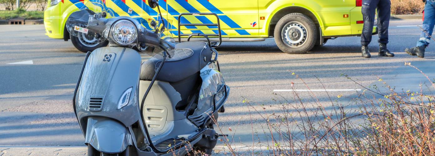 Auto en scooter botsen op kruispunt in Emmen. 