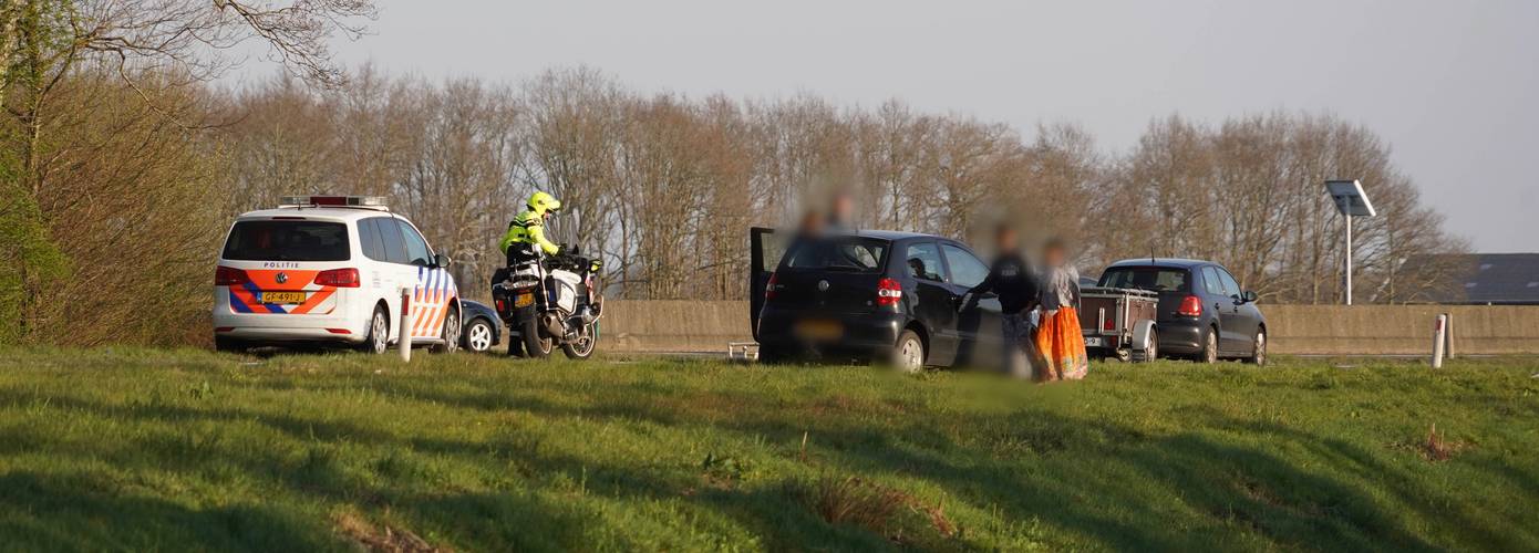 Politie plukt twee statushouders van vluchtstrook A28 af