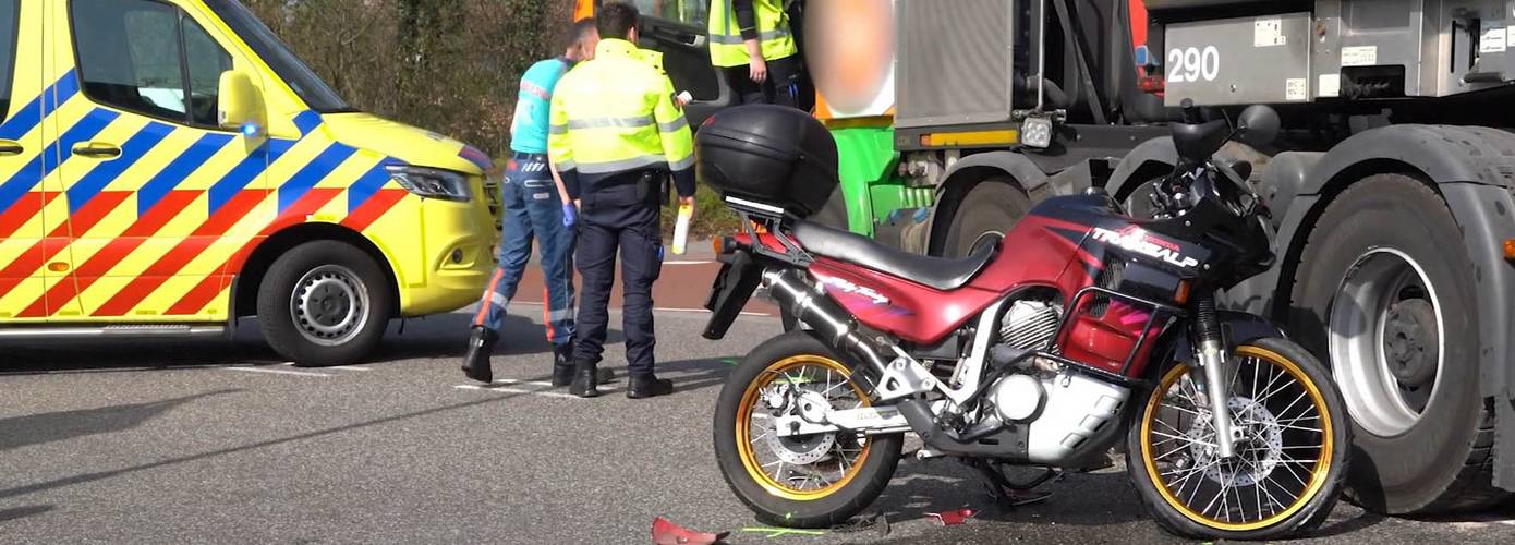 Motorrijder gewond na botsing met vrachtwagen (video)