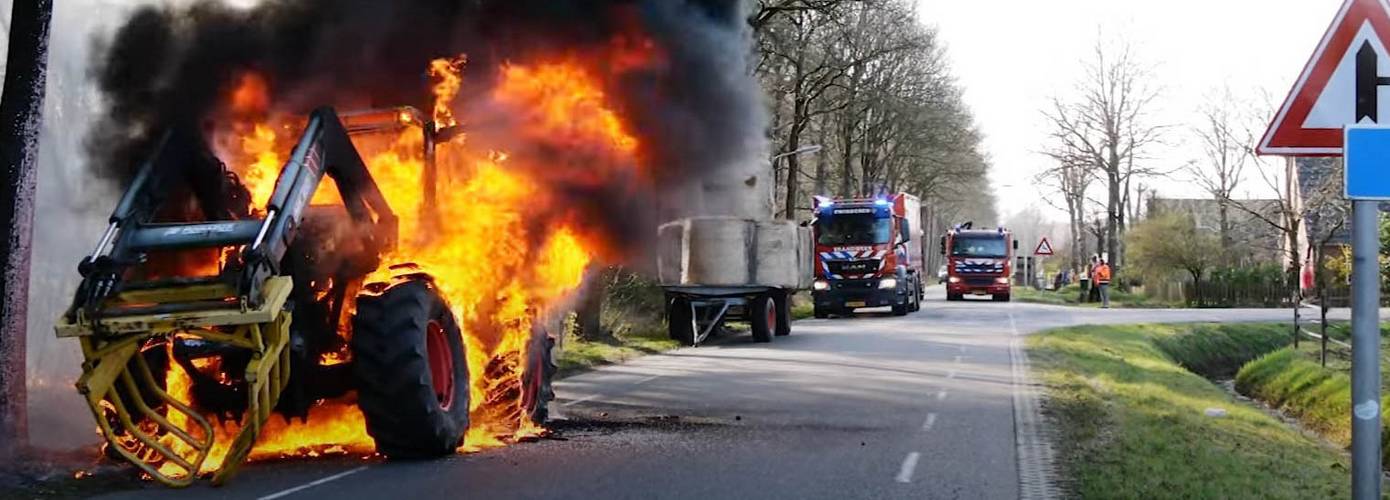 Dikke zwarte rookwolken door forse tractorbrand (video)