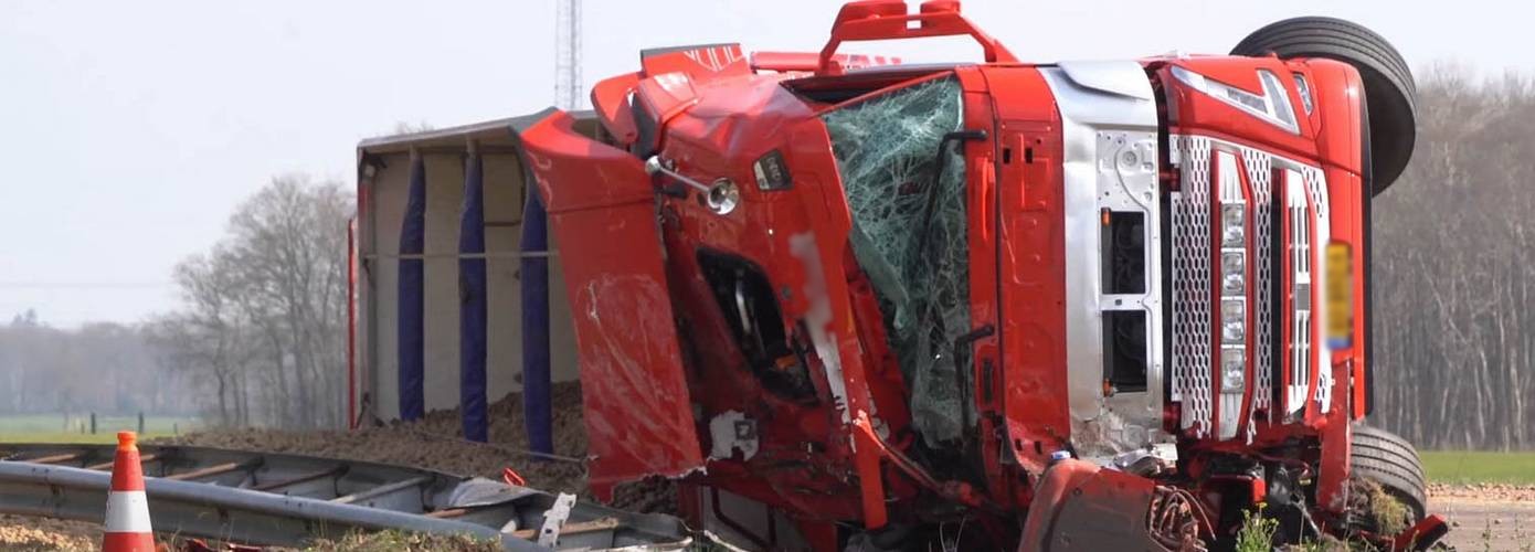 Snelweg A28 tot vanavond laat afgesloten vanwege gekantelde vrachtwagen (video)