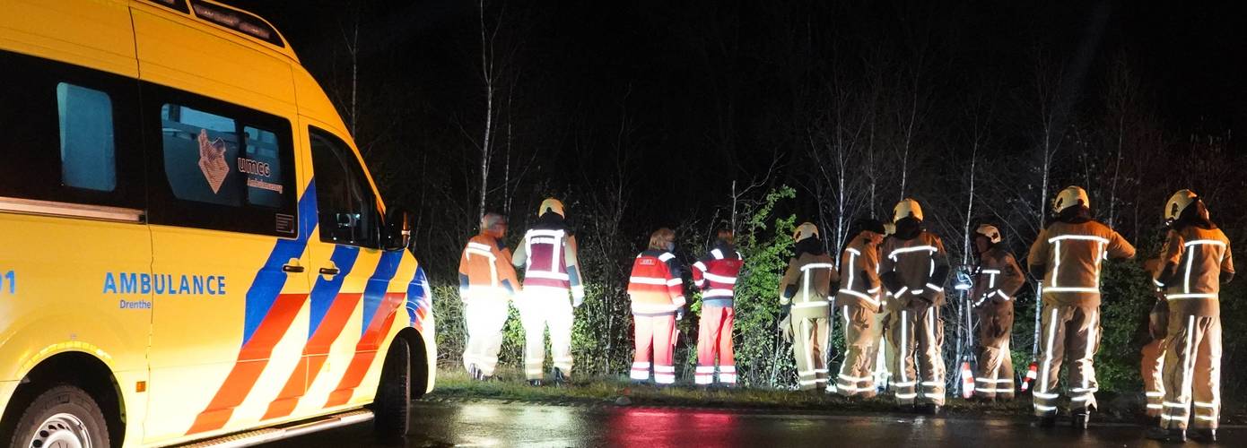 Automobilist rijdt rechtdoor bij rotonde N381 en komt meters lager tot stilstand (video)