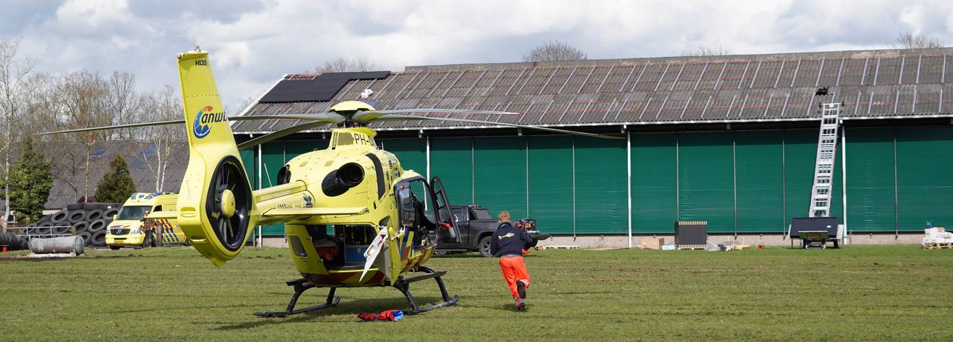 Traumahelikopter ingezet nadat persoon door dak heen valt (video)