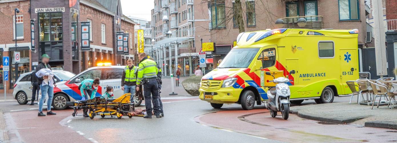 Pizzabezorger op scooter raakt gewond bij ongeval in Emmen. 