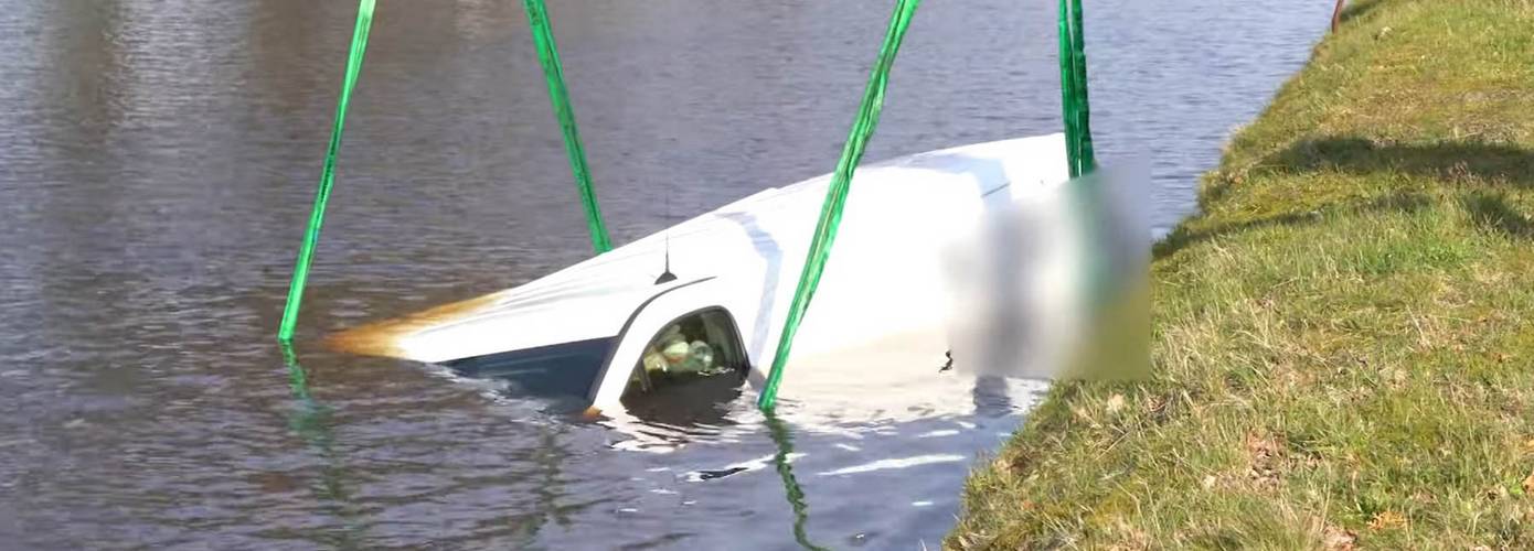 Busje rijdt kanaal in na vergeten handrem (video)