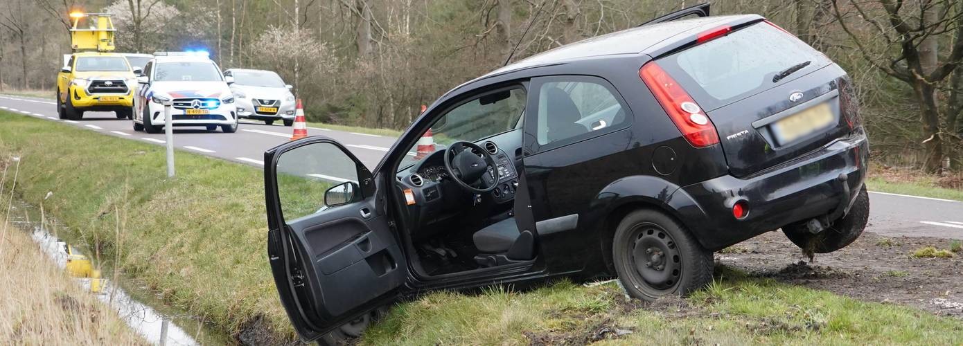 Automobiliste rijdt van de Spierigerweg af en hangt boven slootje