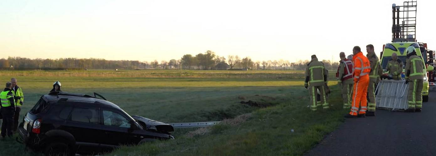 Automobilist raakt met auto van de weg op A28 en raakt gewond (video)