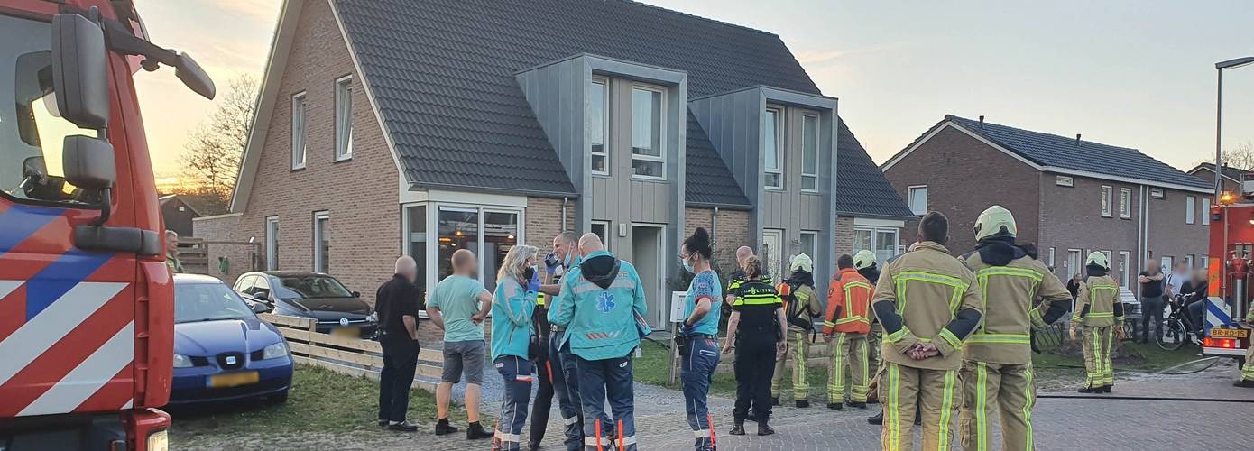 Explosie in woning laat hulpdiensten groots uitrukken (video)