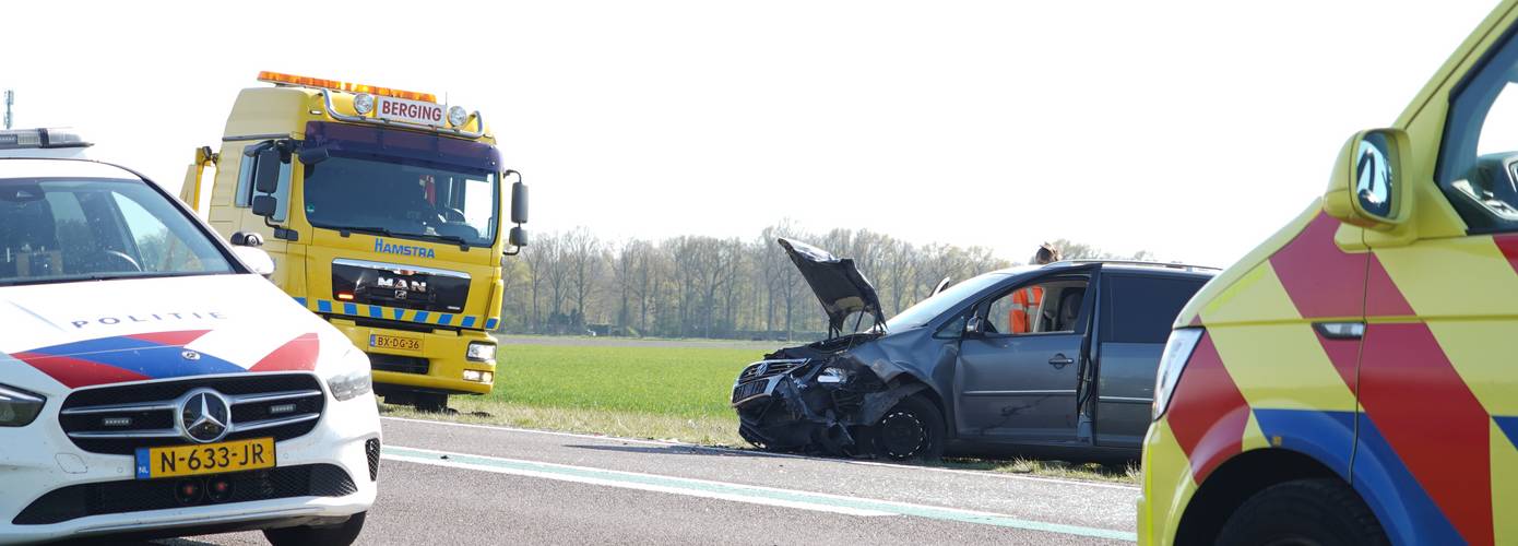 N34 bij Eext dicht door ongeval tussen twee auto’s; brandweer ter plaatse