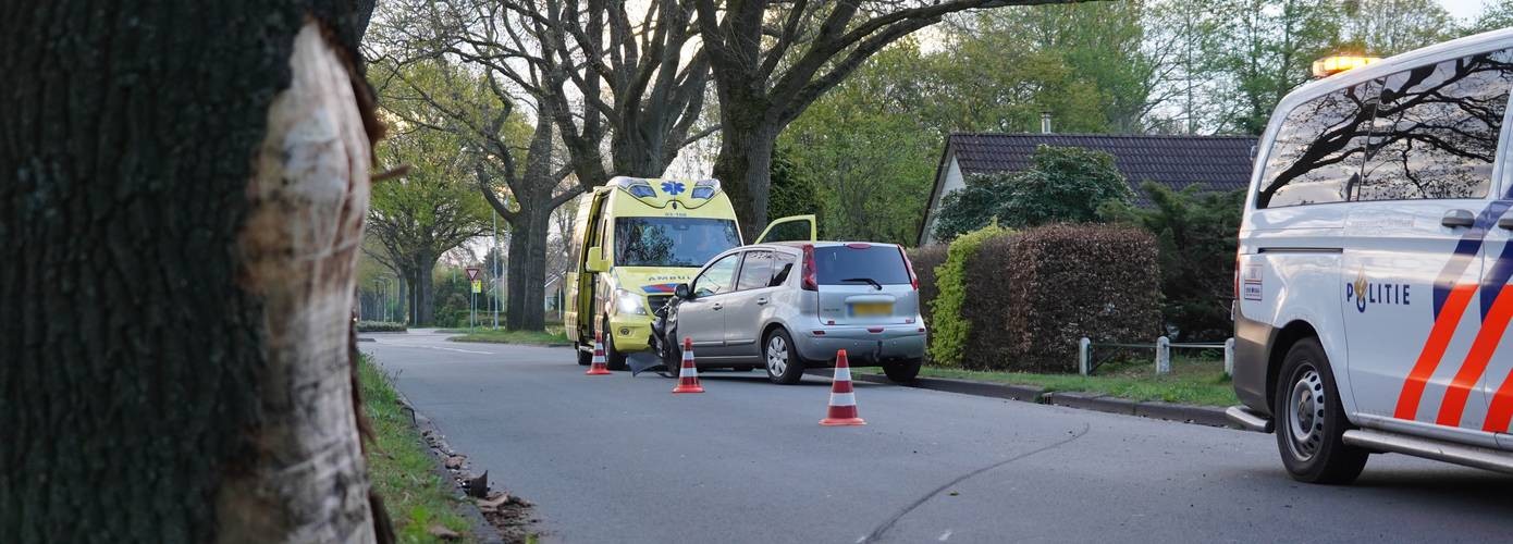 Auto botst tegen boom in Nieuw-Roden