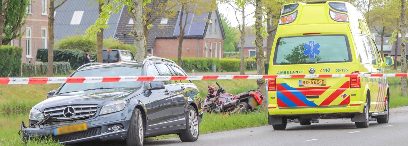 Omstanders redden motorrijder uit het water na botsing met auto (video)