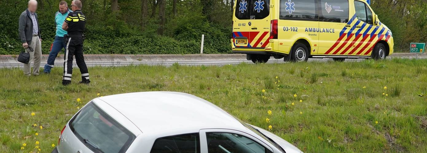 Automobilist mist bocht op afrit A28 en komt in sloot terecht