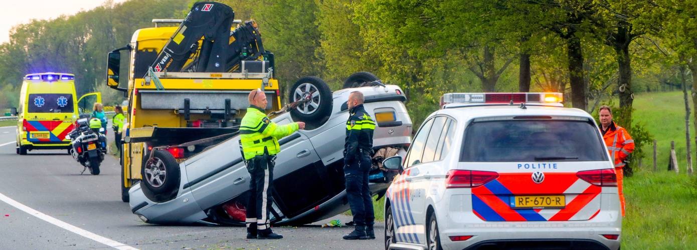 Automobiliste met twee kinderen slaan over de kop op A37 (video)