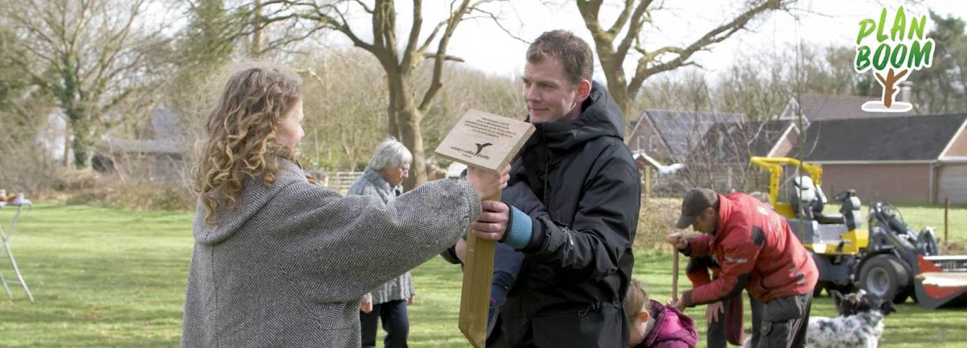 Voedseltuin Emmen en oud sportveld Langelo verrijkt met gewonnen bomen (video)