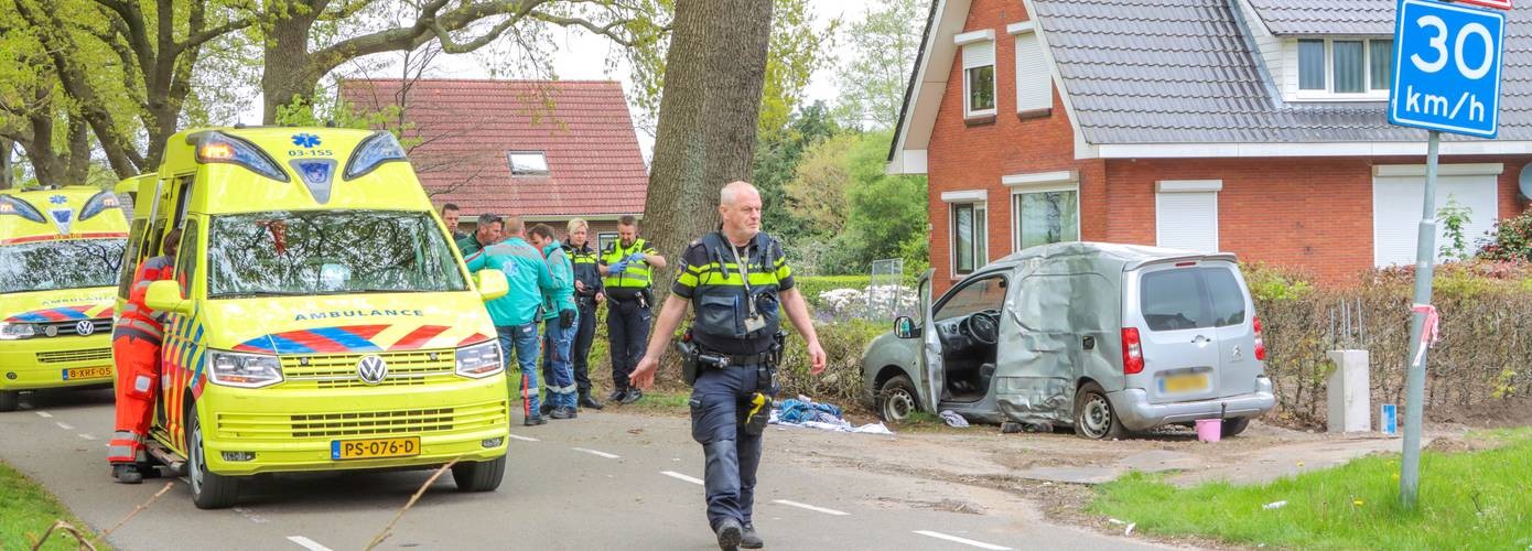 Traumahelikopter ingezet nadat busje tegen boom rijdt