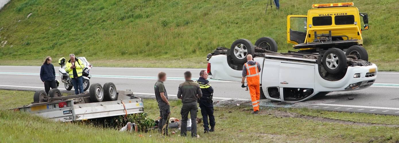 N34 tijd lang afgesloten vanwege gekantelde auto met aanhanger (video)