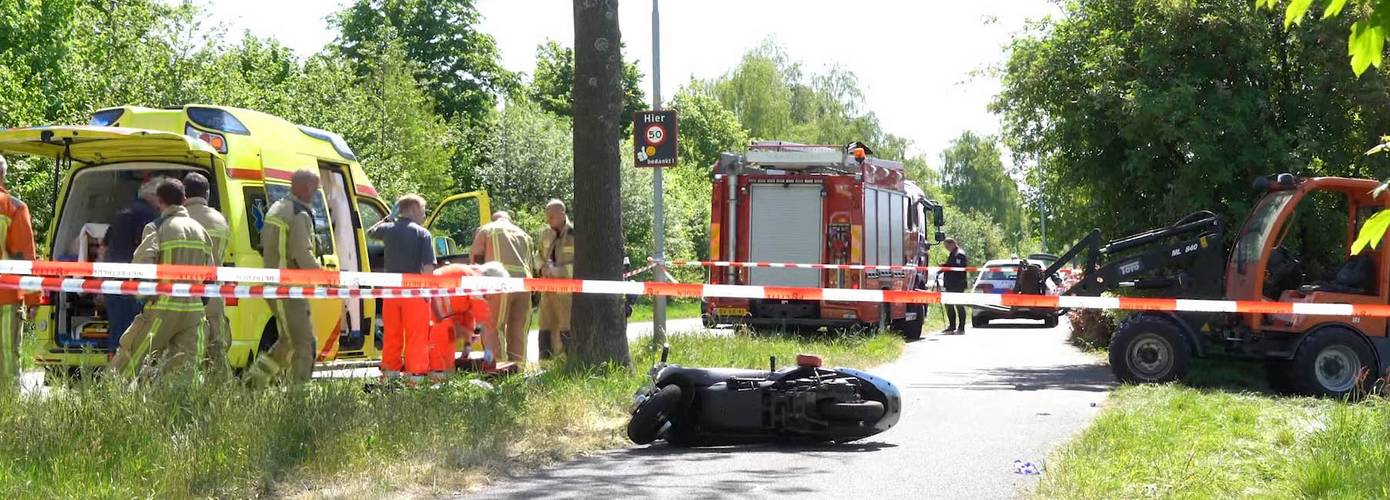 Bestuurder scooter (28) ernstig gewond na ongeval met shovel (video)