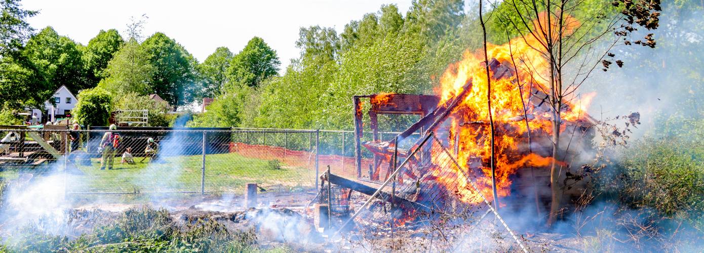 Geitenhok gaat verloren bij uitslaande brand (video)