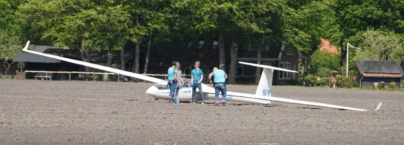 Zweefvliegtuigje landt in akker vanwege te weinig wind (video)