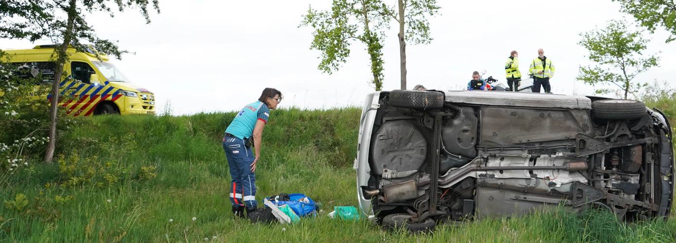 Auto belandt op de kant naast de N381 (video)