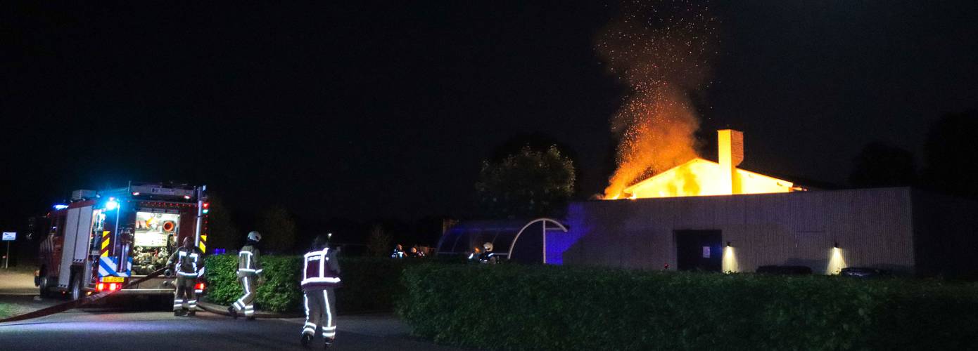 Uitslaande brand bij gebouw van de NAM richt veel schade aan (video)