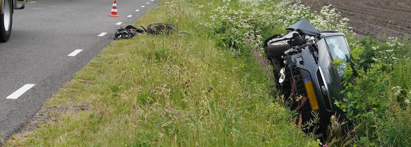 Auto de sloot in na botsing met boom in Steenbergen