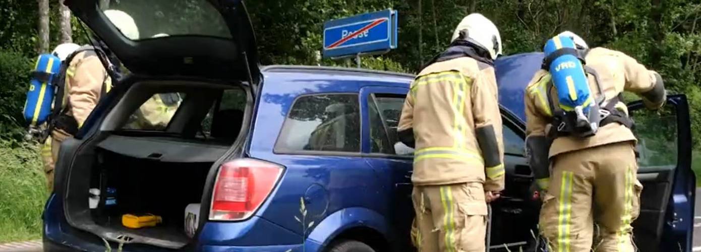 Gewonde bij bluspoging autobrand in Pesse (video)