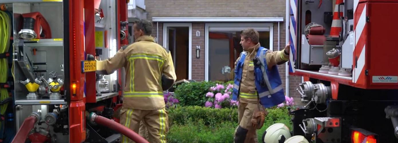 Hulpdiensten rukken groots uit voor brandende pittenzak in magnetron (video)