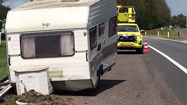 Caravan schiet los van auto op A28 en is rijp voor de sloop