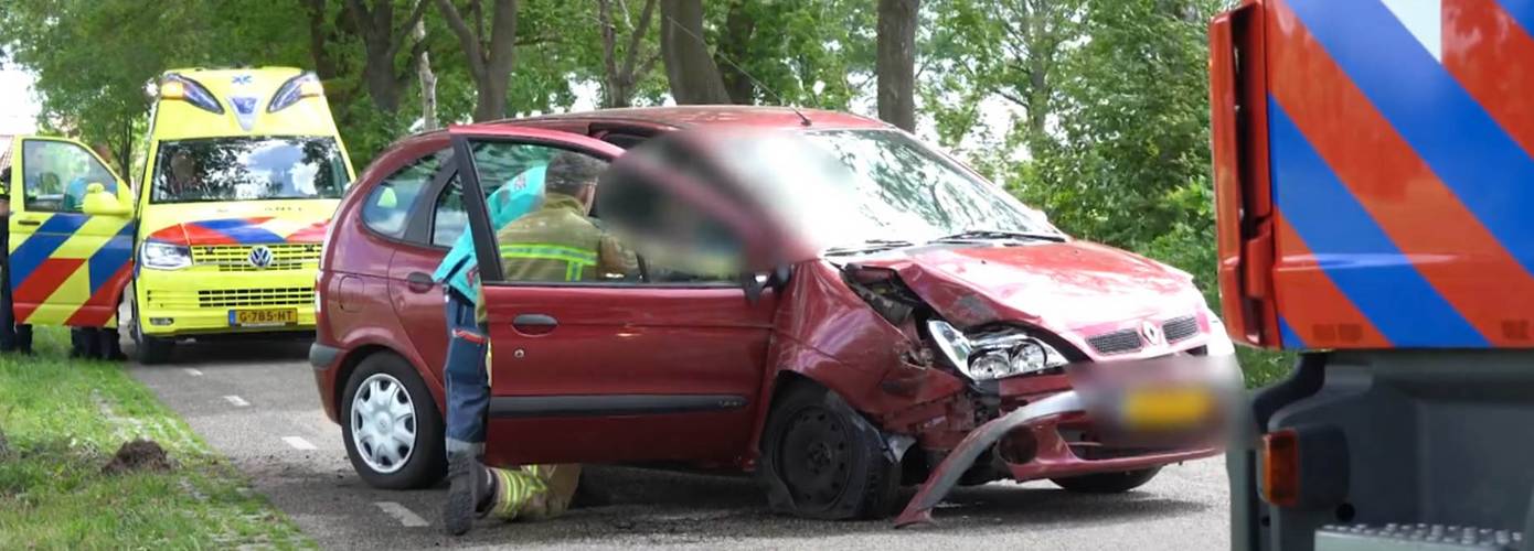 Auto met twee inzittenden botst tegen boom in Kerkenveld (video)