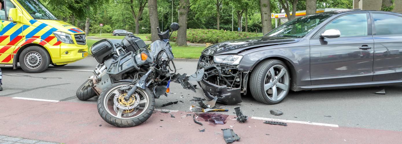 Veel schade en gewonde na ongeval tussen motor en auto (video)