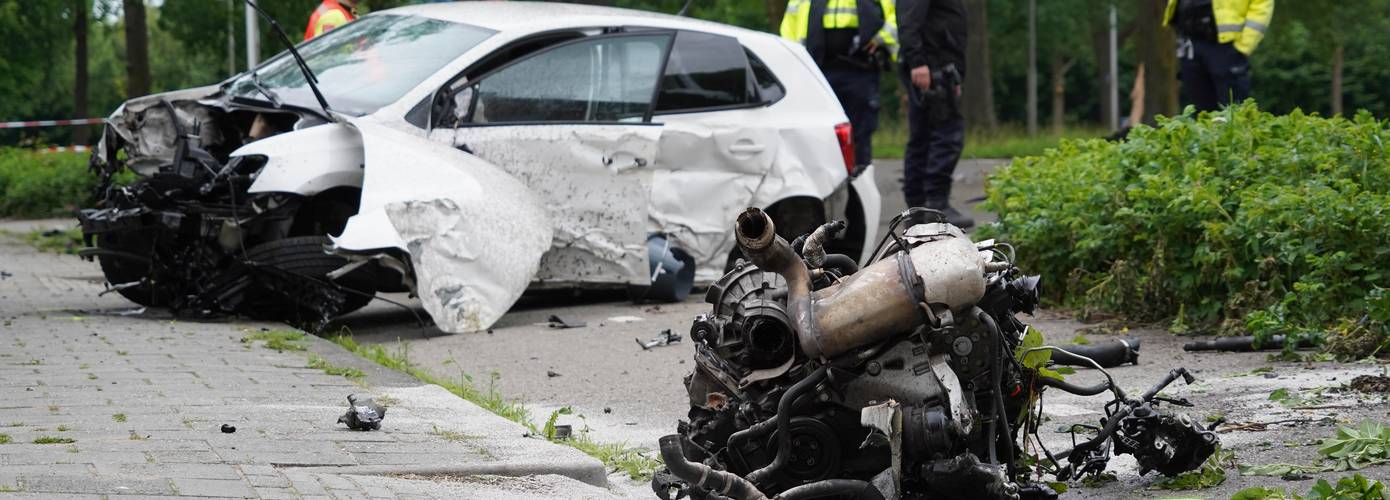 Motorblok uit auto geslingerd nadat auto tegen boom botst (video)