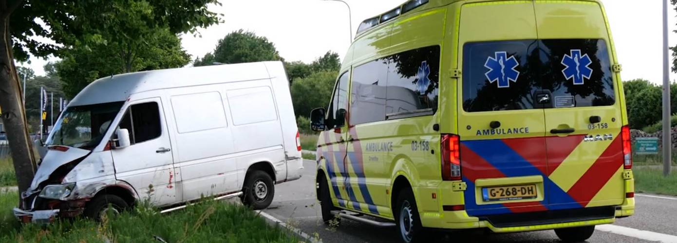 Pakketbezorger botst met bus tegen boom (video)