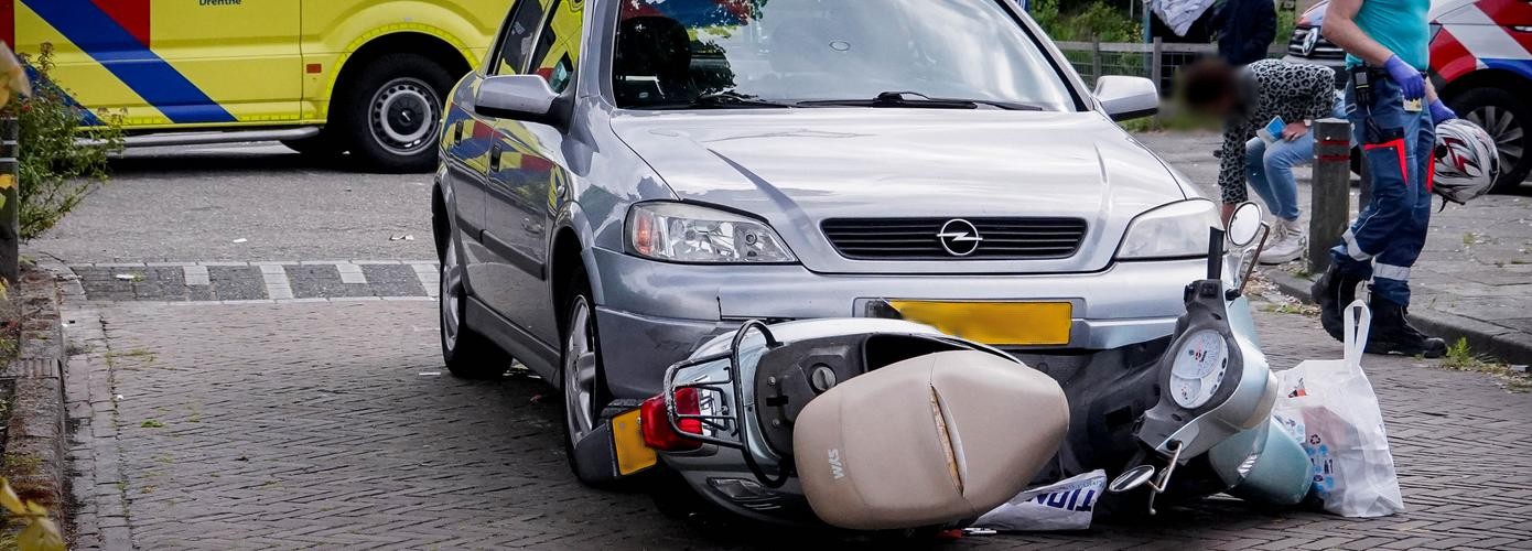 Scooterrijder gewond bij botsing met auto in Smilde