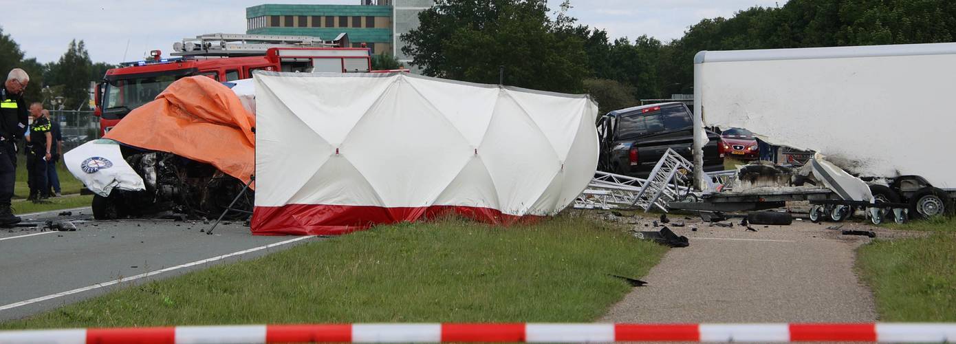 Enorme ravage na ernstig ongeval met meerdere voertuigen (video)