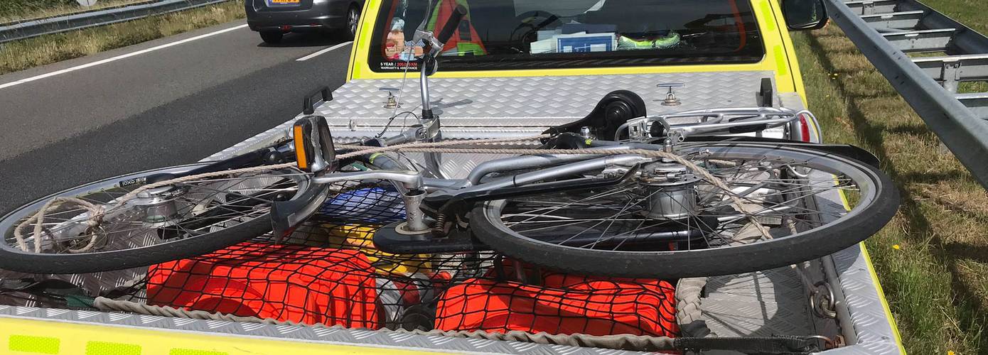 Politie en Rijkswaterstaat halen fietser van snelweg A32