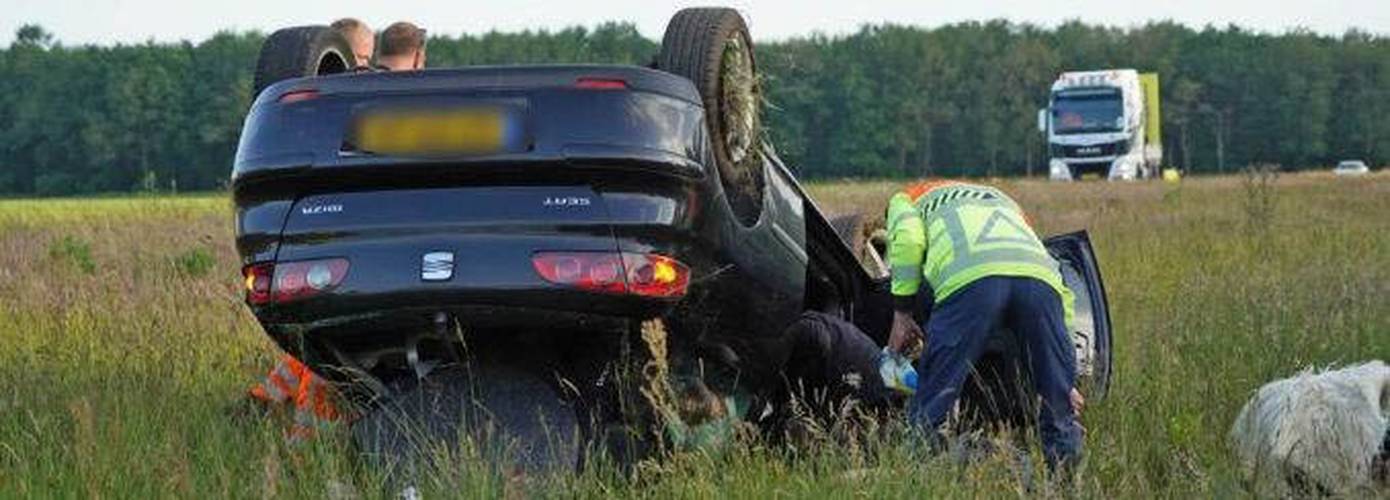 Automobilist slaat met voertuig over de kop op A28