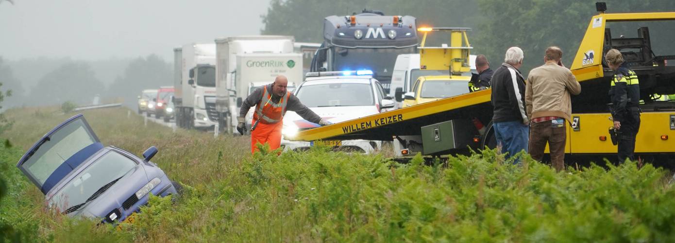 Auto de sloot in langs de N34